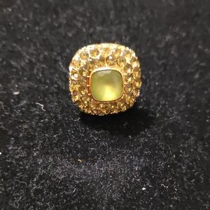 Elegant Gold and Green Women's Ring